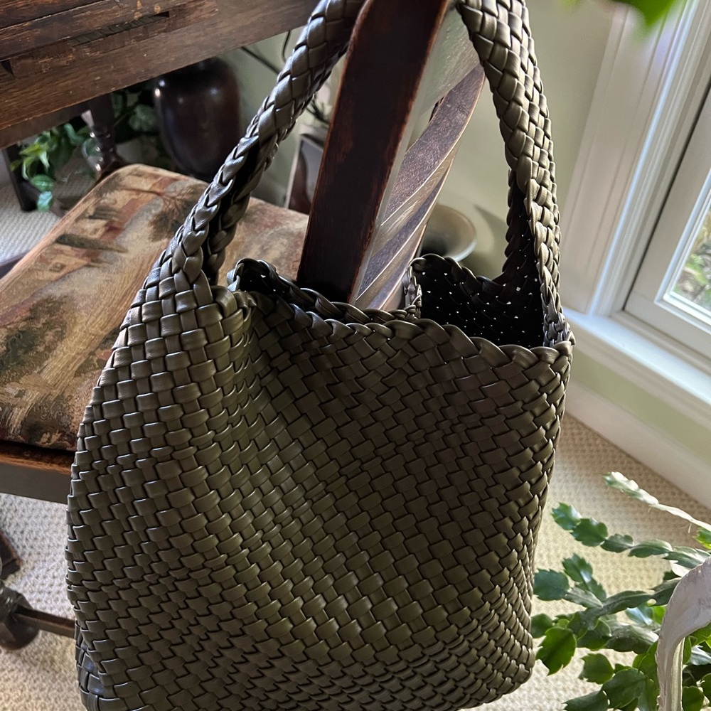 Stylish vegan woven shoulder bag -olive green REDUCED! - Picture 4 of 12
